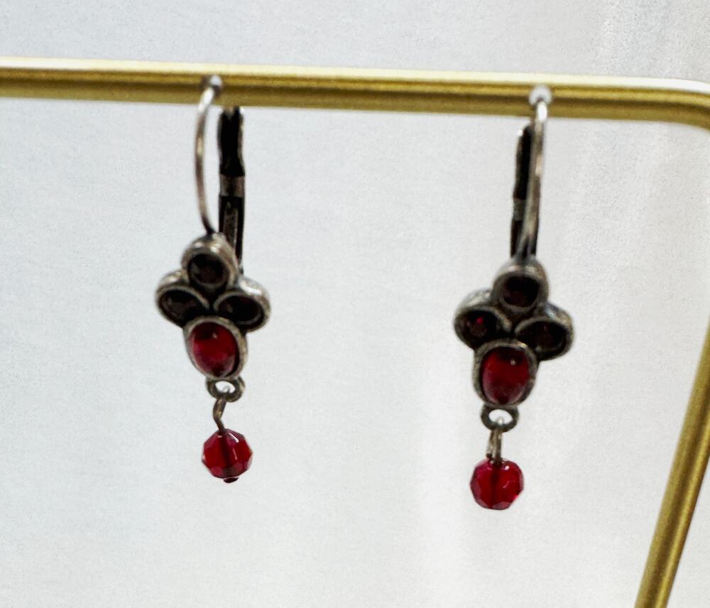 Red Crystal Leverback Dangle Earrings Silver Tone 1.5 Inch Pre-Loved E606